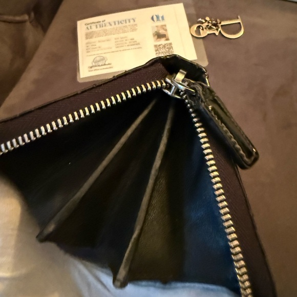 🔥Dior Patent Leather Black Key Zippy Around Long and box + authenticity card🔥 - Picture 15 of 17